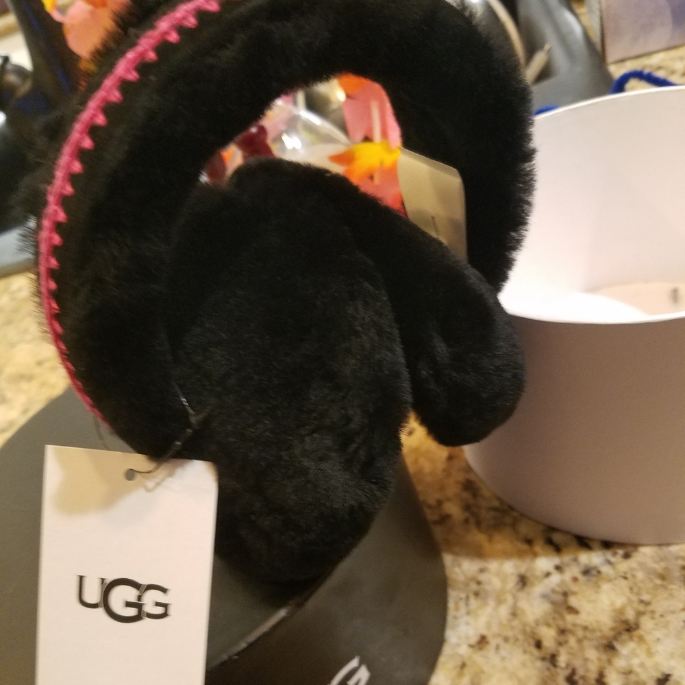 Ugg Women's Sheepskin Embroidery Earmuff black & pink